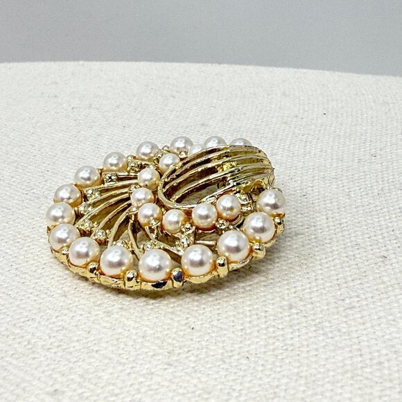 Vintage Swirl Brooch Mid-Century Gold-Tone Imitation Pearl Pin Retro MCM Classic - Picture 3 of 8